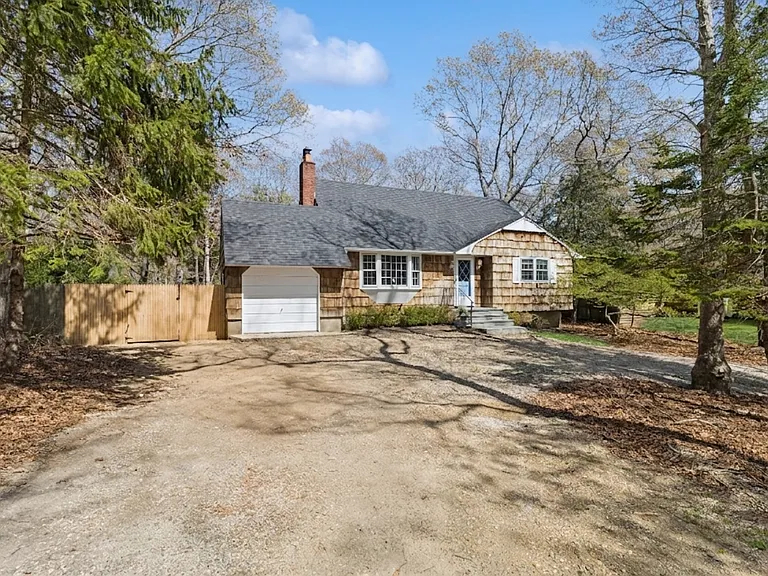 135 Pembroke Dr — Photo 3