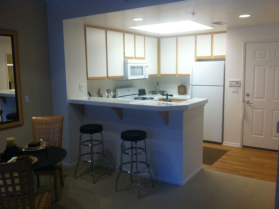 2nd image of 30 Palatine APT 201