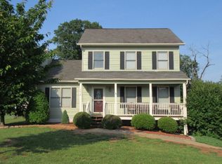 1214 Wisteria Dr, Hickory, NC 28602