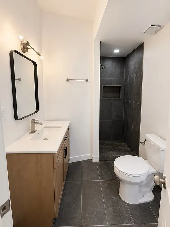 124 W College St — Photo 2