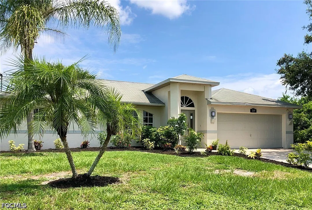 3 bed, 2.0 bath, 1561 sqft, $1,900 — Photo 1