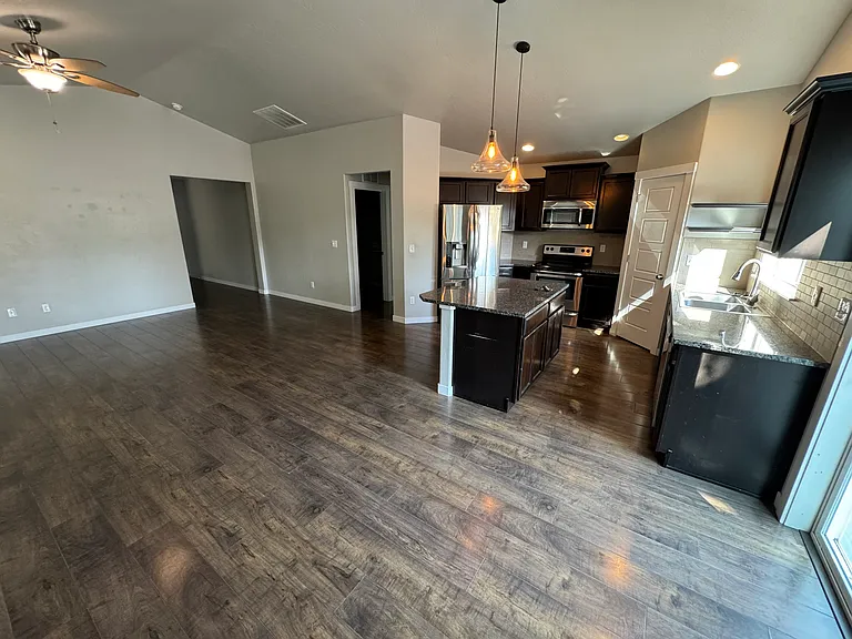 629 E Ionia Dr — Photo 5