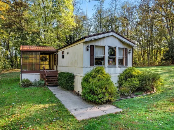 8240 Mercer St, Pulaski, PA 16143