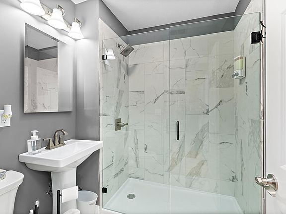 5th image of 4043 Kenwood Ave N #2
