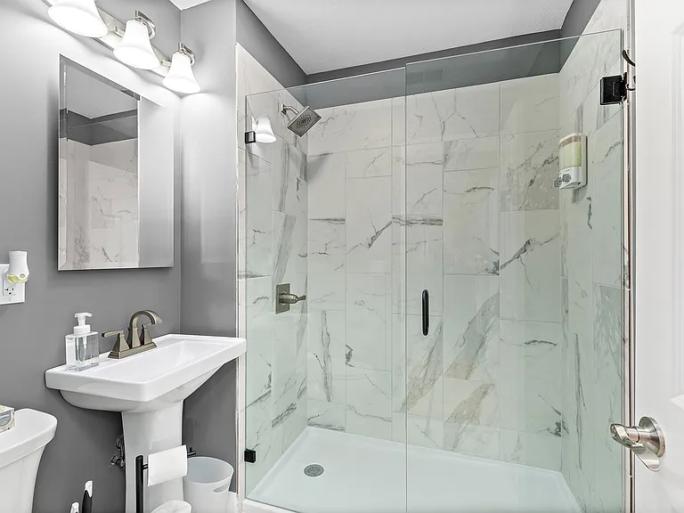 4043 Kenwood Ave N #2 — Photo 5