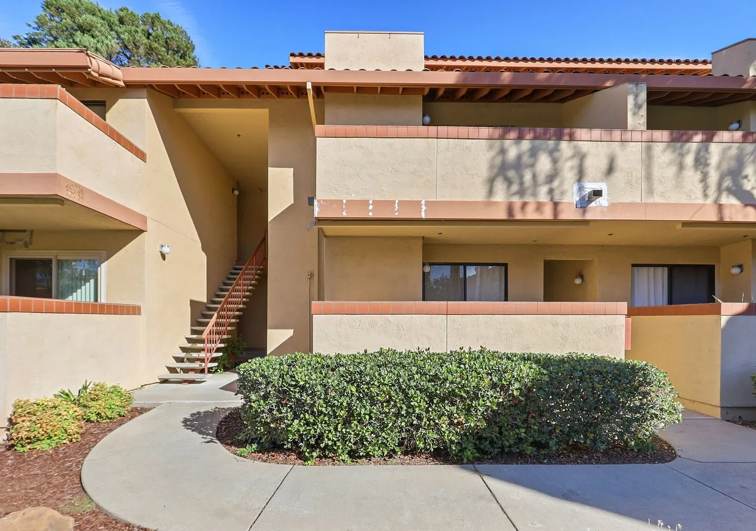 Vaulted ceilings and Spanish-style charm in Cupertino — Photo 2