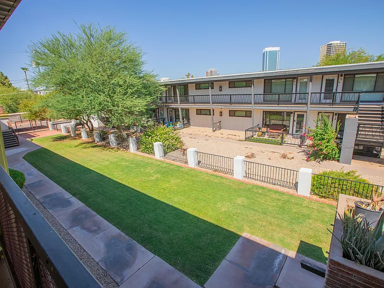 326 W Earll Dr — Photo 21