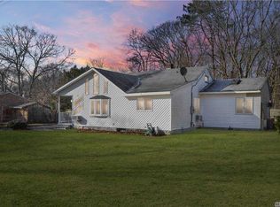 22 5th St, Moriches, NY 11955
