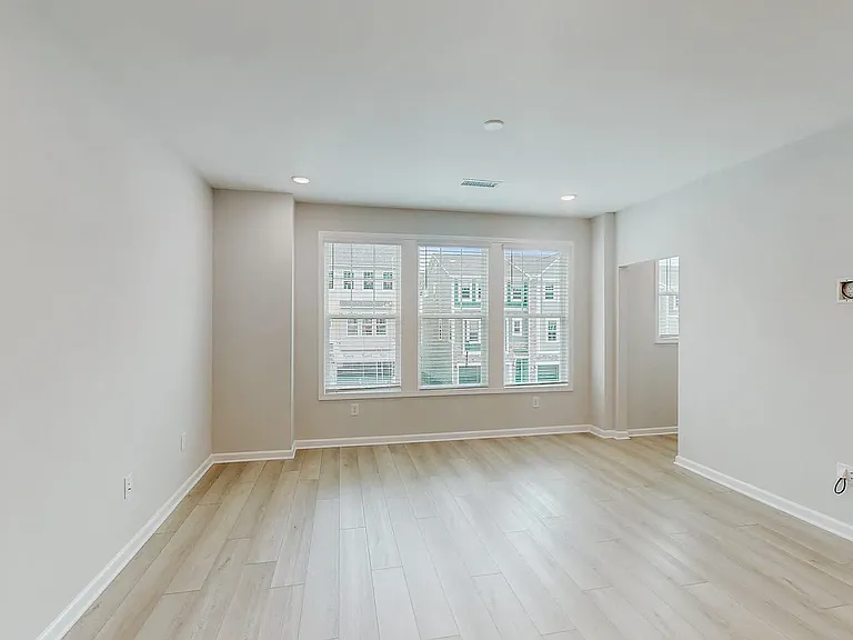 2721 Hunter Woods Dr — Photo 8