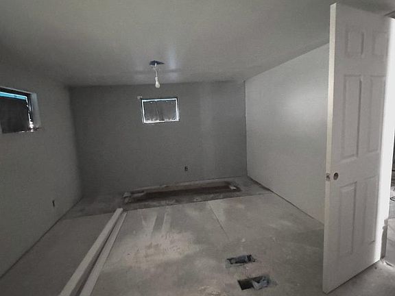 5th image of 8 Oak Dr