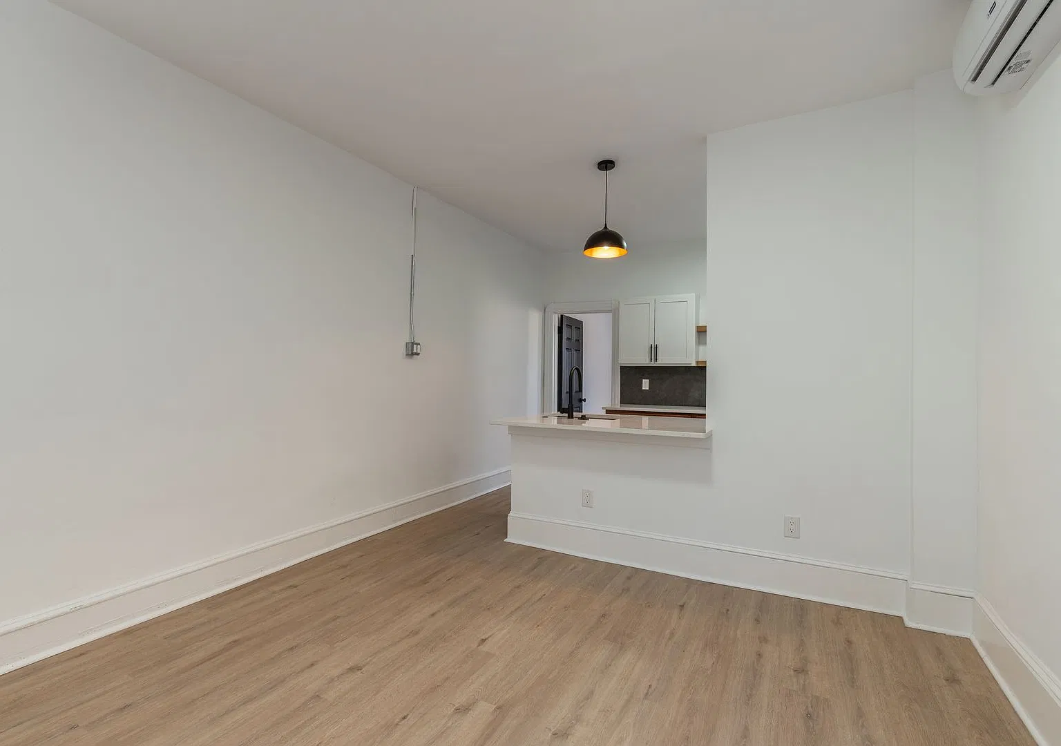 Spacious 3-bedroom top-floor apartment — Photo 4
