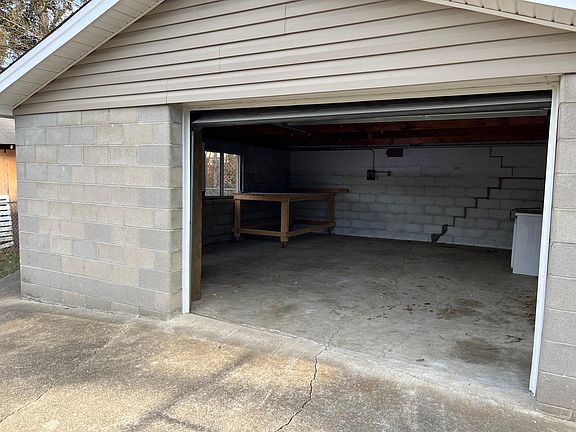 1.5 dettached garage