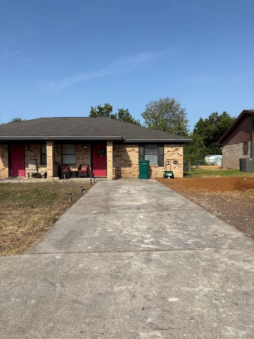 1610 Indian Trail — Photo 1