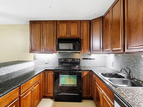 3rd image of 3911 Carolina Dr