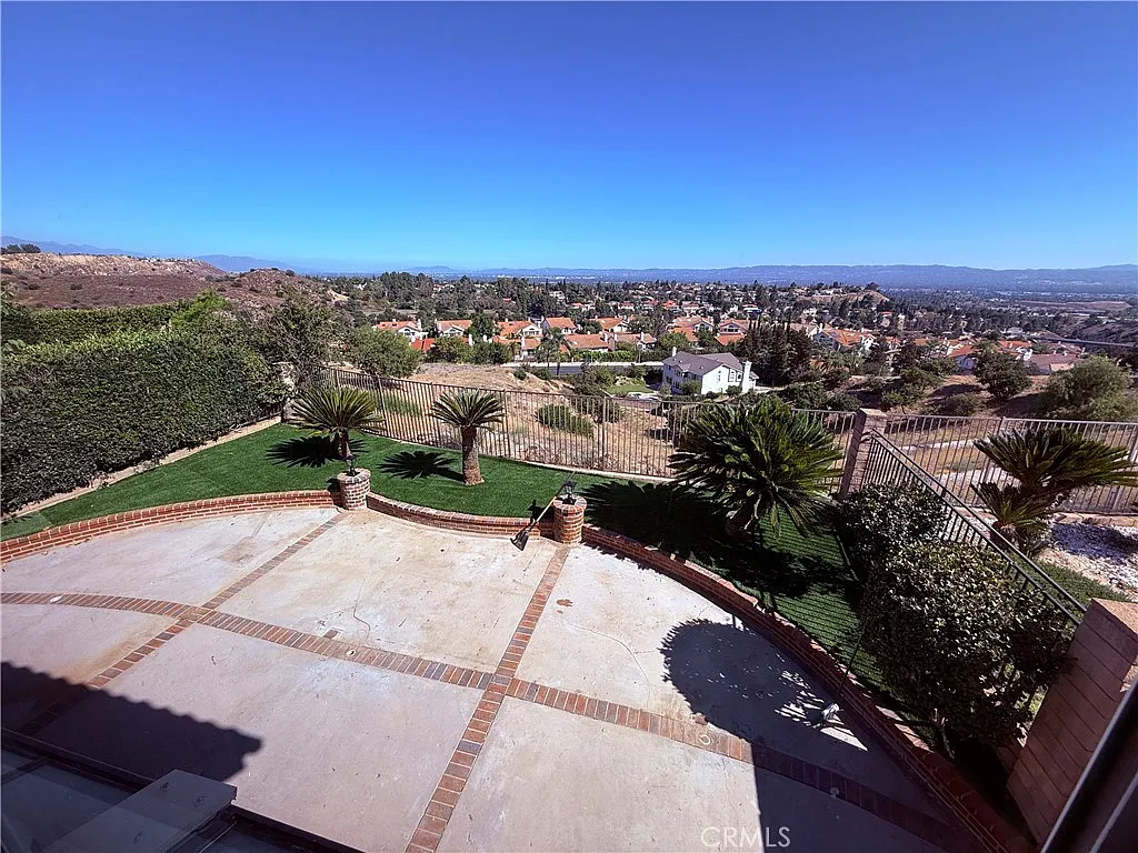 3 bed, 2.5 bath, 2235 sqft, $5,555 — Photo 3