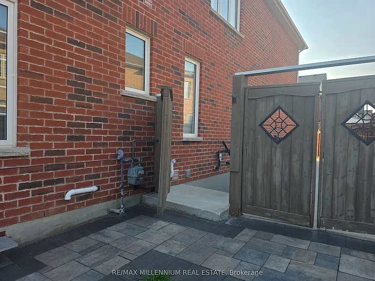 42 Cranbrook Cres #BASEMENT — Photo 2