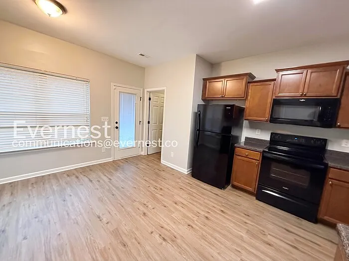 208 Hampton Dr — Photo 6