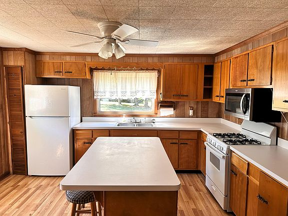 3rd image of 1555 Maple Ave
