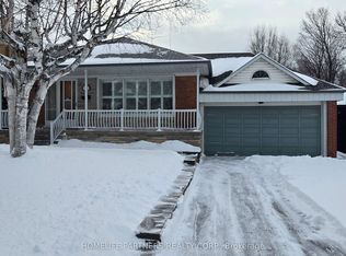 3 Ridge Point Cres, Toronto, ON M6M2Z7