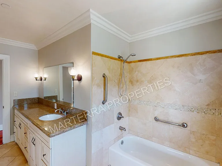 877 S Bronson Ave — Photo 20
