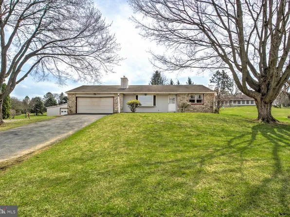 640 Meadow Dr, Honey Brook, PA 19344