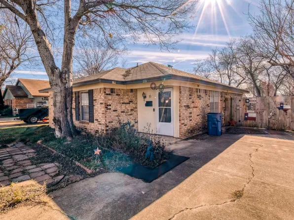 221 W Peach St, Grapevine, TX 76051