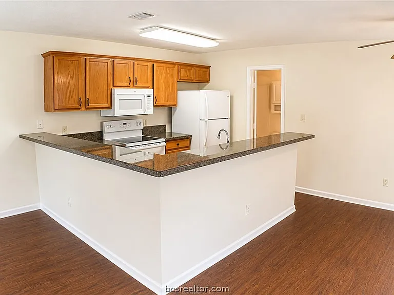 405 Live Oak St #B — Photo 3
