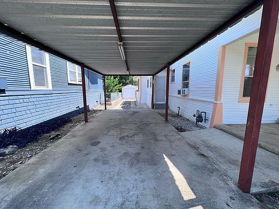 3rd image of 830 W Russell Pl
