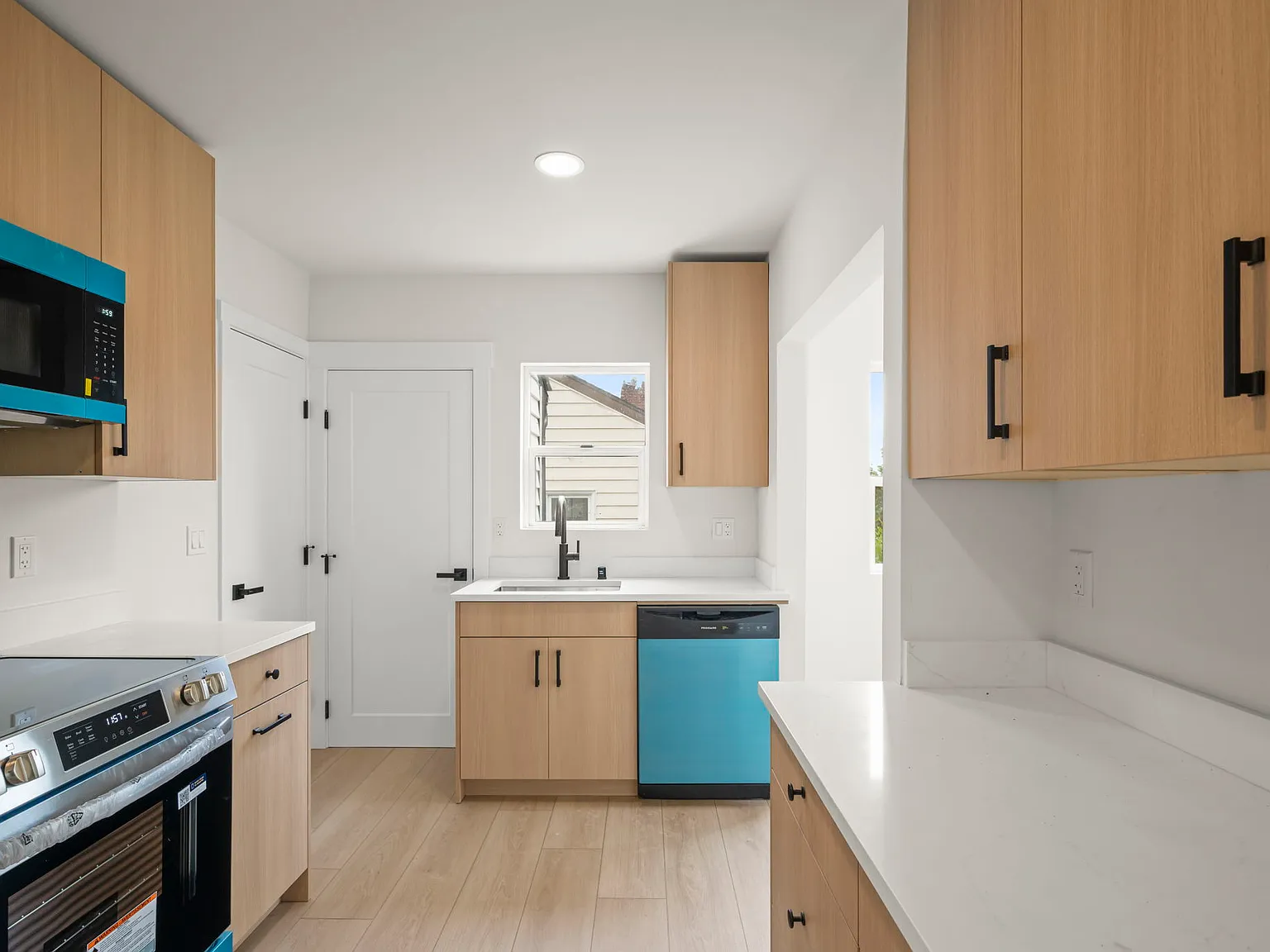 3 bed, 1465 sqft, $3,300 — Photo 4