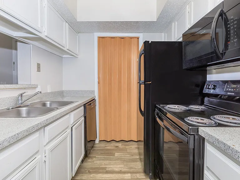 Lincoln Glens Apartments — Photo 34