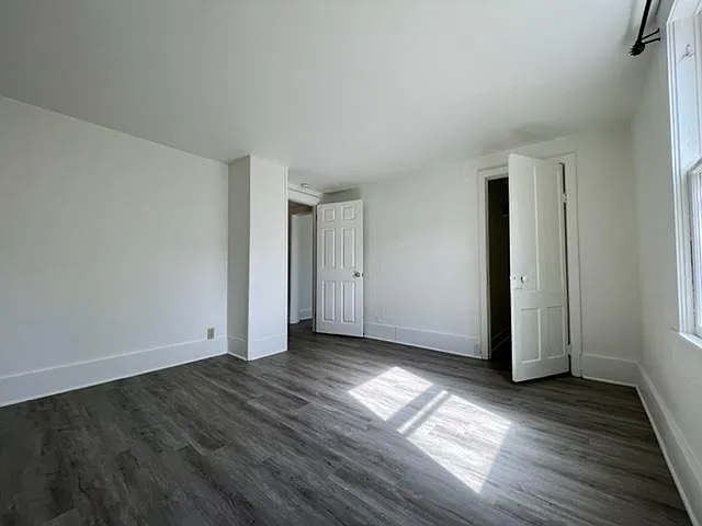 406 W 10th St — Photo 11