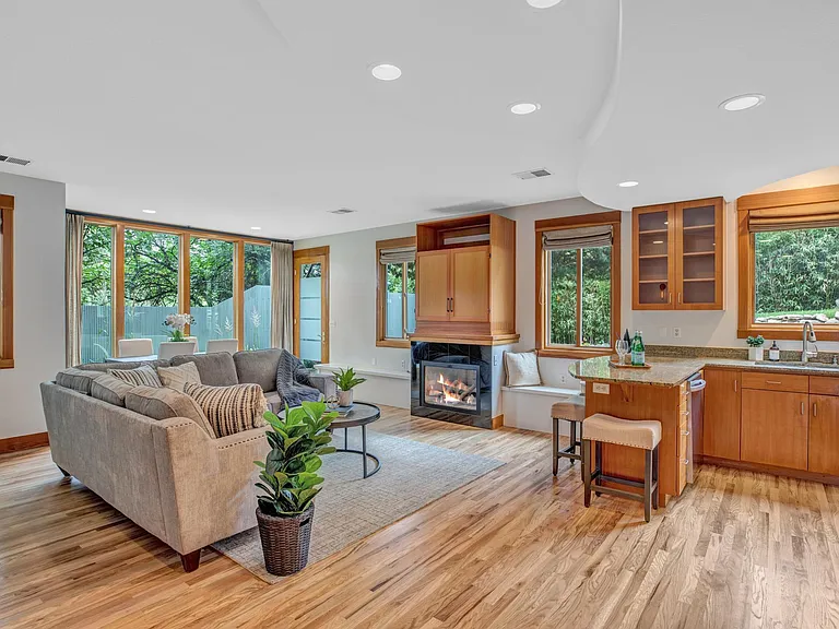 1217 Linden Ave — Photo 2