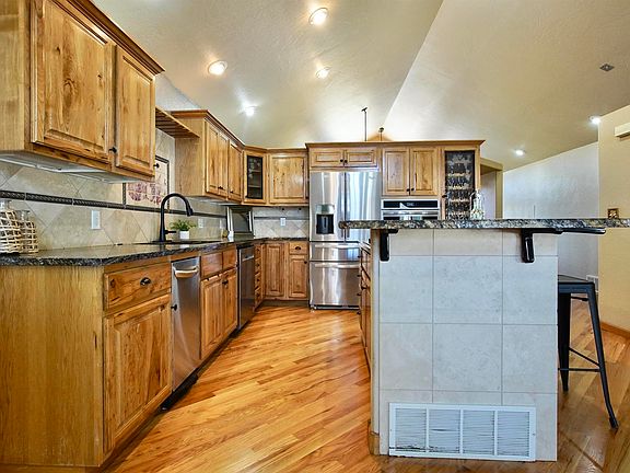 3rd image of 123 Riverbend Rd
