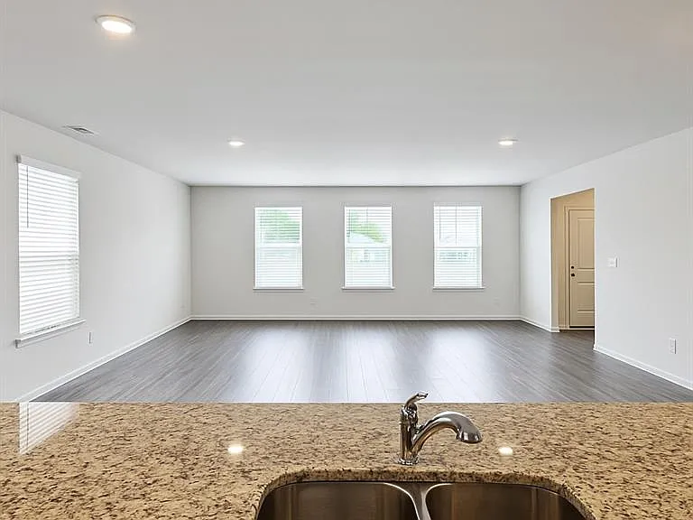 15 Goshawk St — Photo 5
