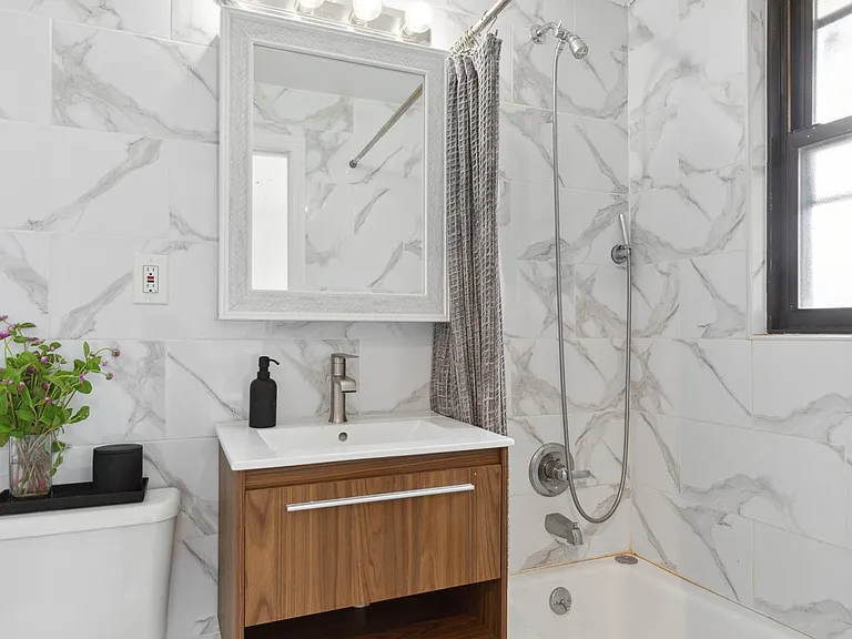 408 W 57th St #8A — Photo 5