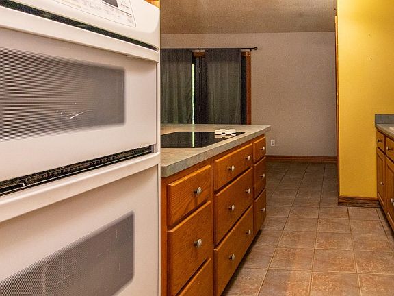 5th image of 37 Iroquois Dr