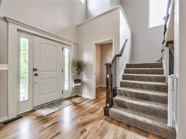 5220 Meadow Lark Dr, Shawnee, KS 66226