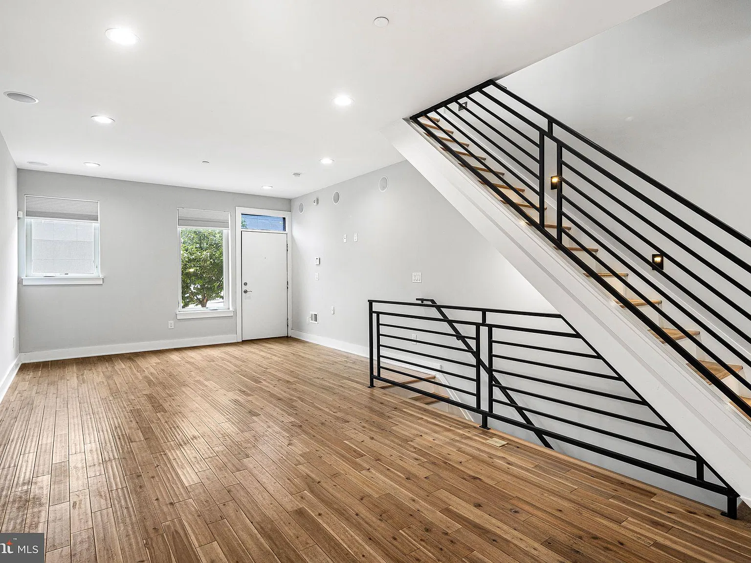 3 bed, 3.0 bath, 2199 sqft, $2,950 — Photo 3