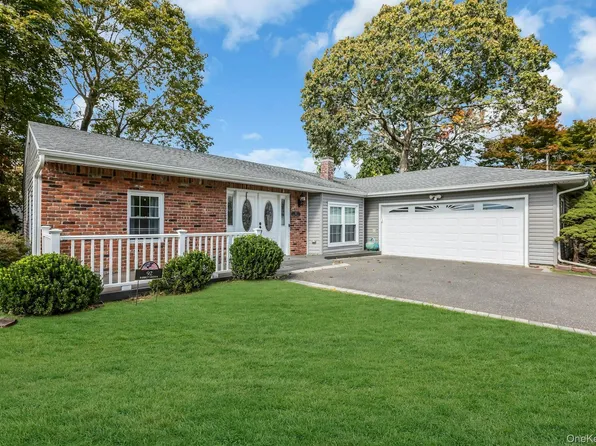 92 Barrett Avenue, Bayport, NY 11705