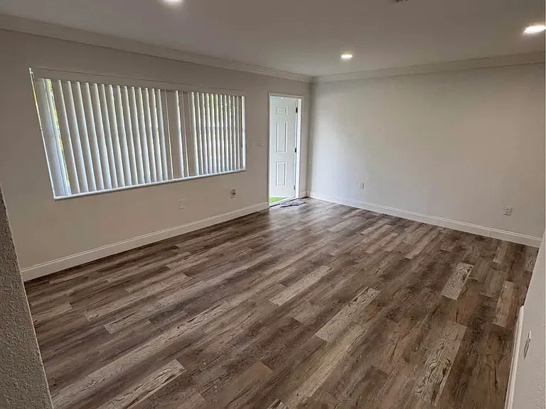 980 NW 200th Ter — Photo 4