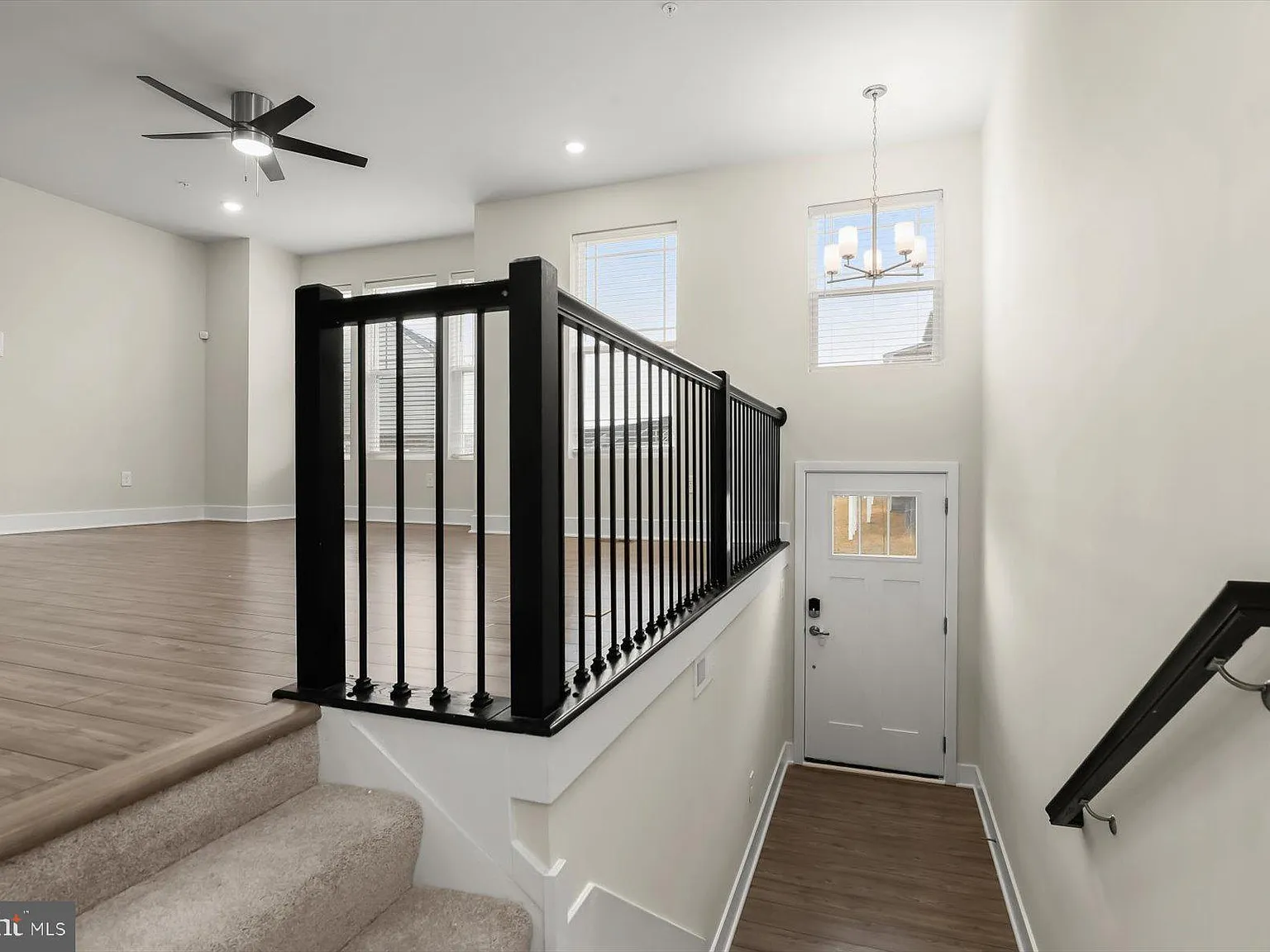 3 bed, 5.0 bath, 3020 sqft, $3,700 — Photo 2