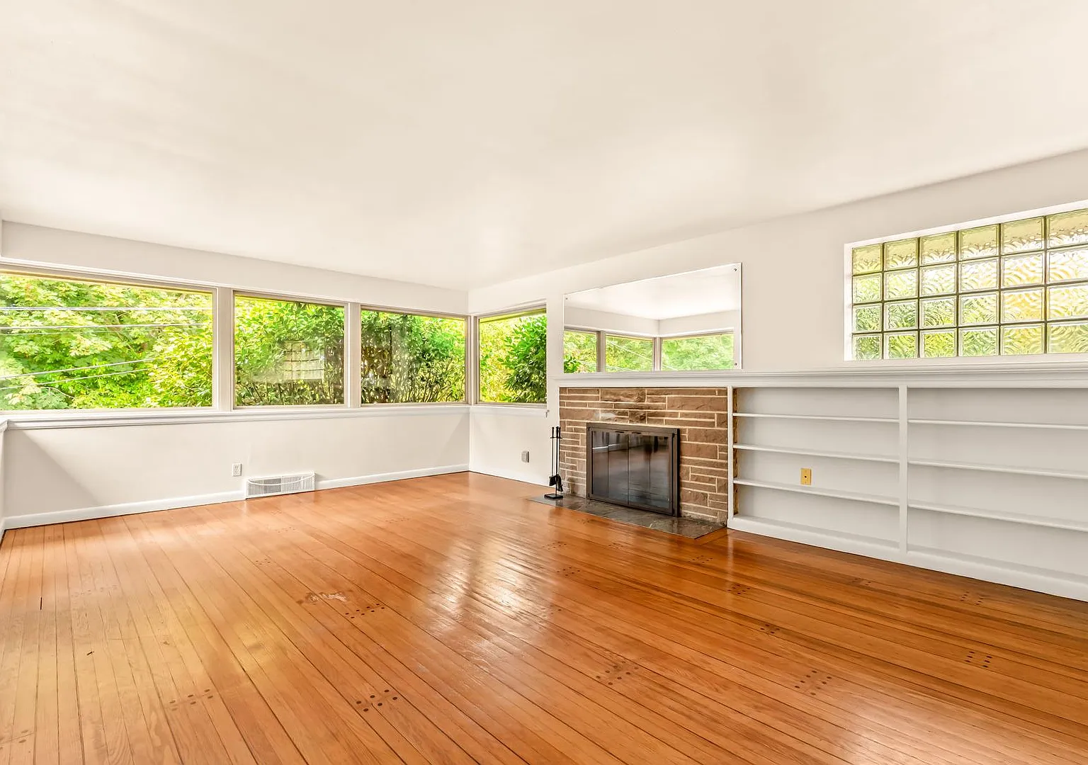 2 Bedroom 2 Bathroom + Den Magnolia House! — Photo 4