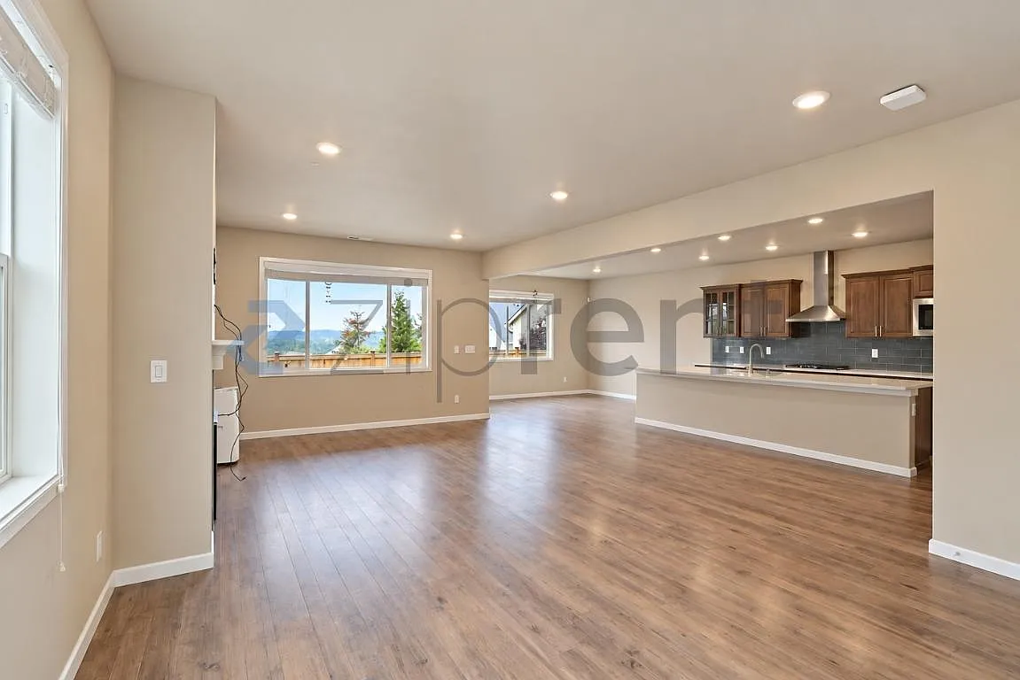 4 bed, 2.5 bath, 2500 sqft, $4,200 — Photo 4