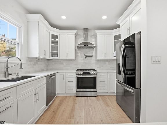 5th image of 40 Edgewood Rd