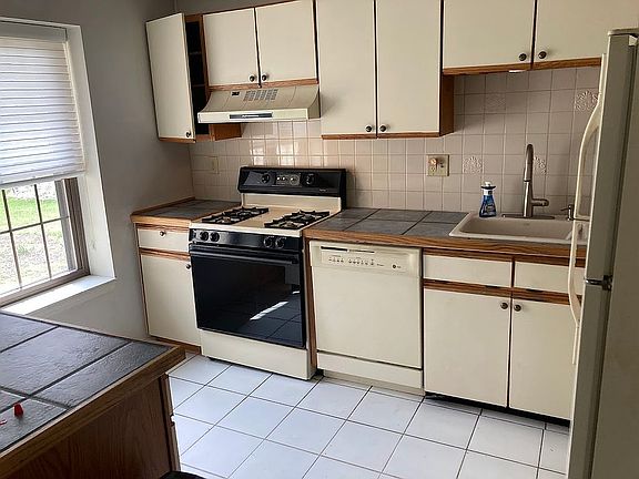 4th image of 43 Steeplechase Ct