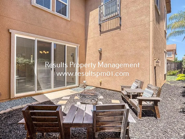 2425 Foxcroft Cir — Photo 30