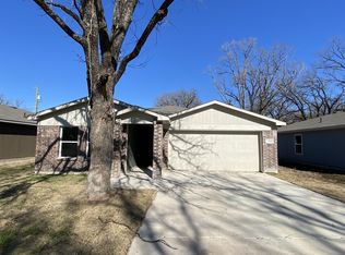 104 Holiday Dr, Mabank, TX 75156