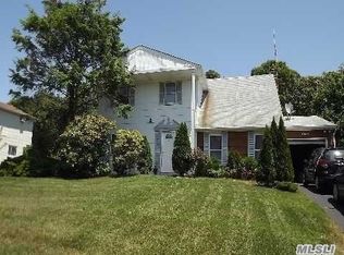 7 Rudys Ln, Coram, NY 11727