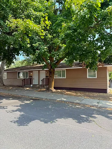 3216 N Maple St Photo 1