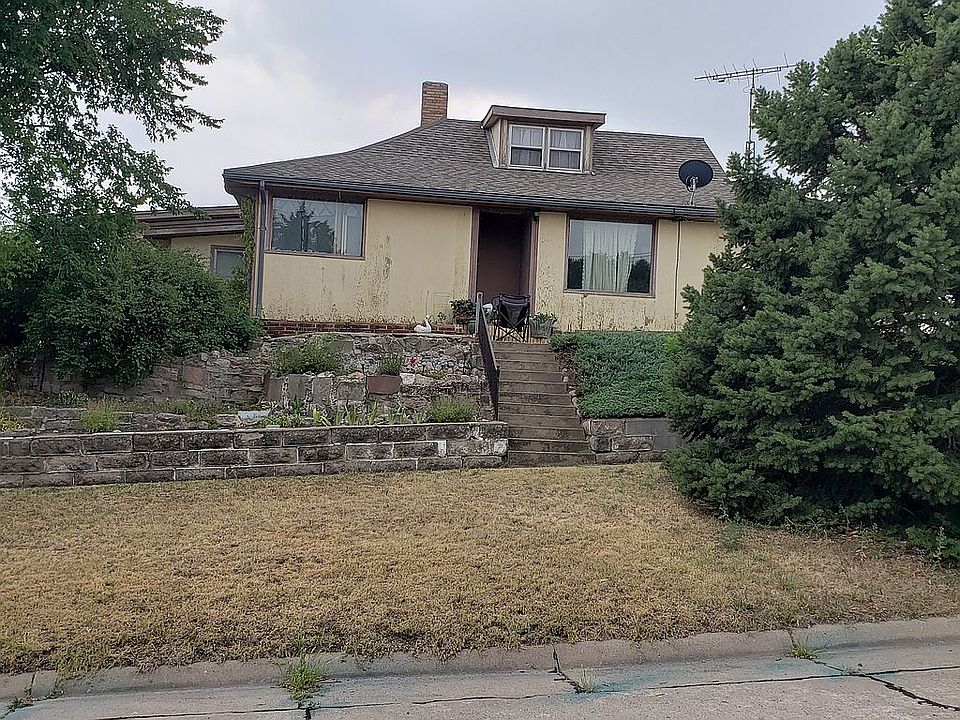 1st image of 219 6th Ave W
